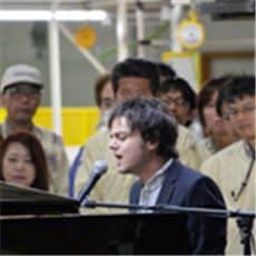 Jamie Cullum zu Besuch in den Yamaha Pianowerkstätten Kakegawa und Iwata