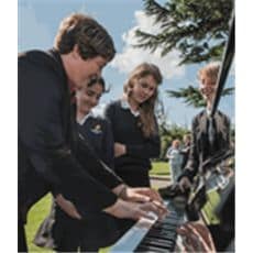 Pianos im Park – Yamaha begrüßt die Leighton Park School als neuer Teilnehmer des Music Education Partnerprogramms 