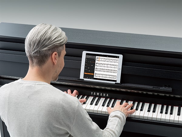 Nutzen Sie Ihr Smartphone oder Tablet zur Bedienung mit der Smart Pianist App