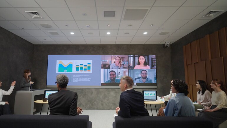 Conference Style – Ceiling Microphone: Natural conversation without worrying about microphone placement