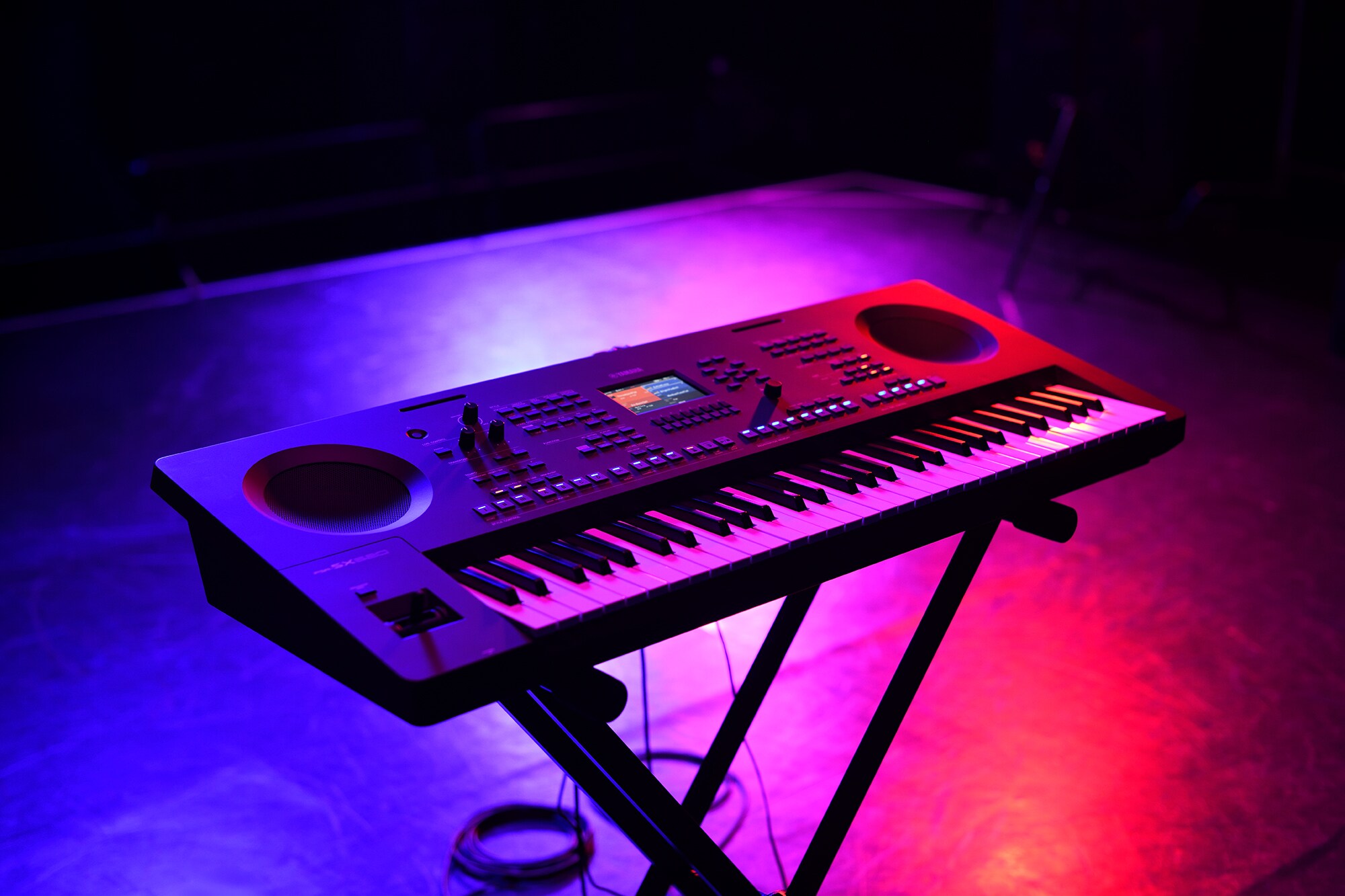 Ein Keyboard auf einem Ständer unter Bühnenbeleuchtung