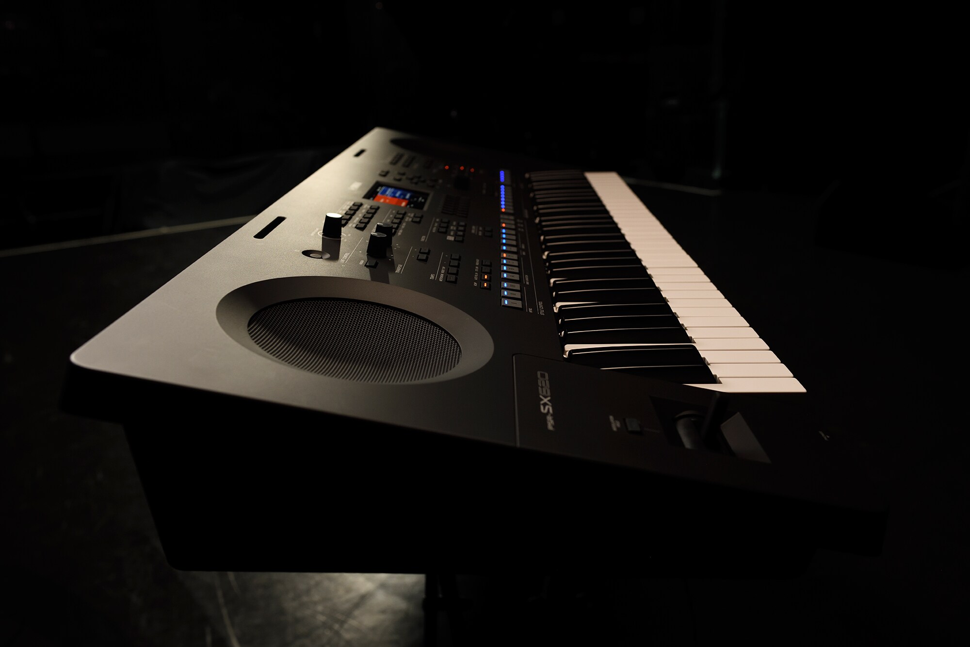 Ein Keyboard auf einem Ständer unter Bühnenbeleuchtung
