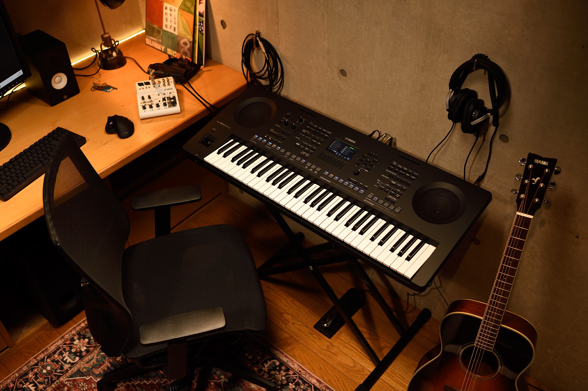 Ein Musik-Arbeitsplatz zu Hause mit einem Computer und einem Keyboard