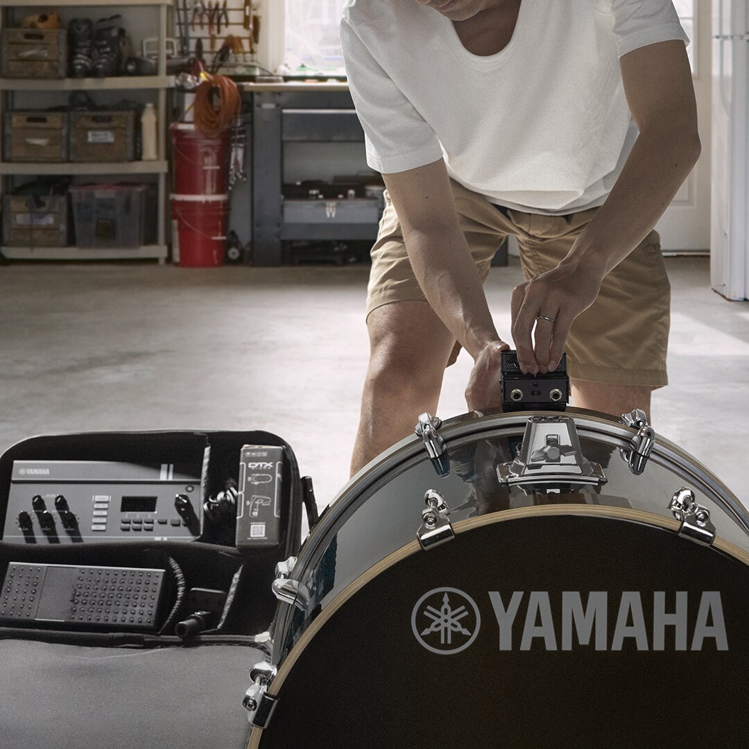 Schlagzeuger befestigt die EAD20-Sensoreinheit an einer Bassdrum für ein schnelles Setup und optimale Drum-Sound-Erfassung.