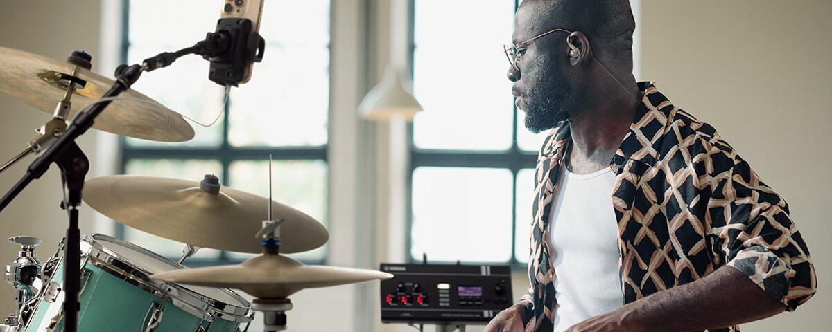 Akustisches Schlagzeug, das an das Yamaha EAD20 angeschlossen ist, zum Üben mit Backing-Tracks, Klick-Tracks und Monitoring.