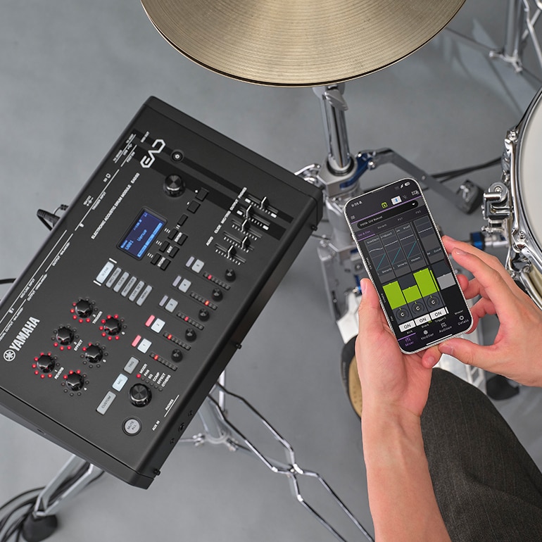 Szene, die den Betrieb des EAD50 mit seiner speziellen App zeigt