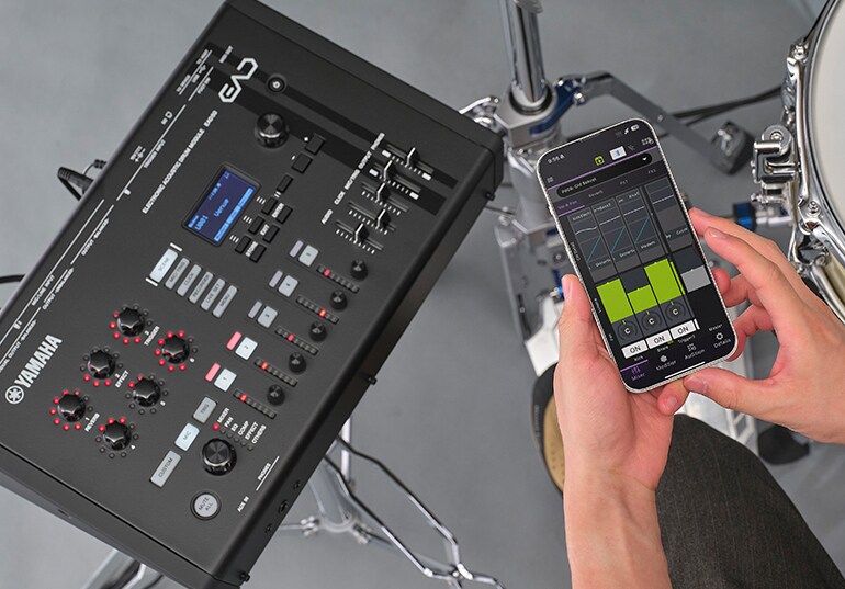 Ein Benutzer steuert das EAD50 mit der EAD Touch App