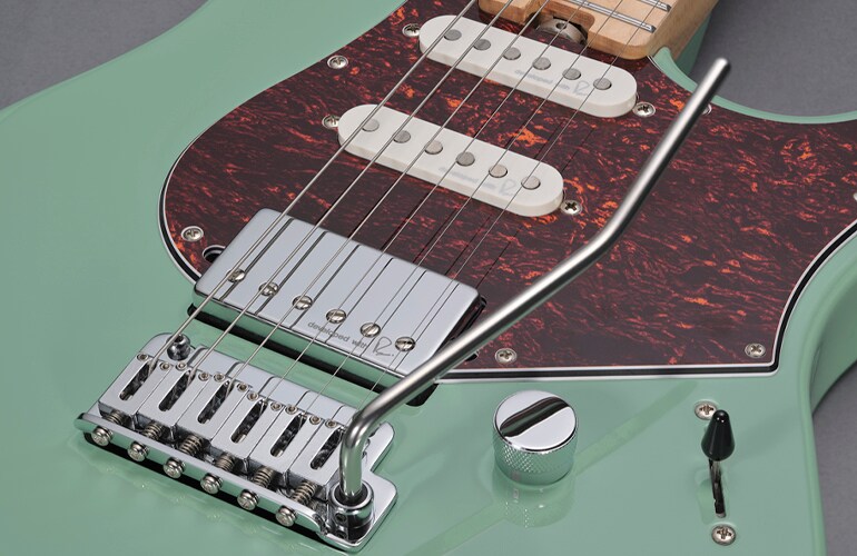 Nahaufnahme des Korpus und der Pickups der Pacifica Standard Plus 12M Sonic Blue