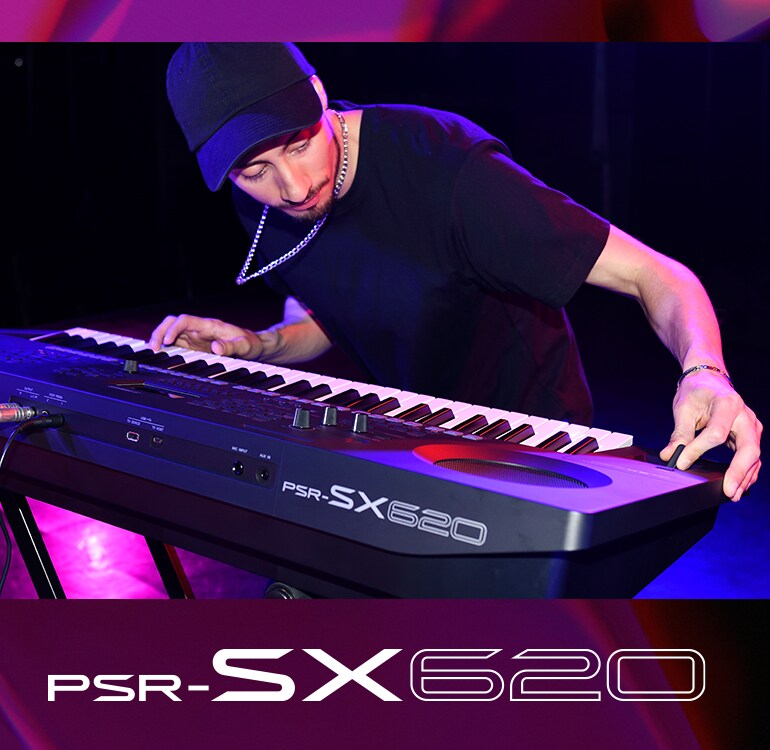 Ein Musiker spielt ein PSR-SX620-Keyboard auf der Bühne.
