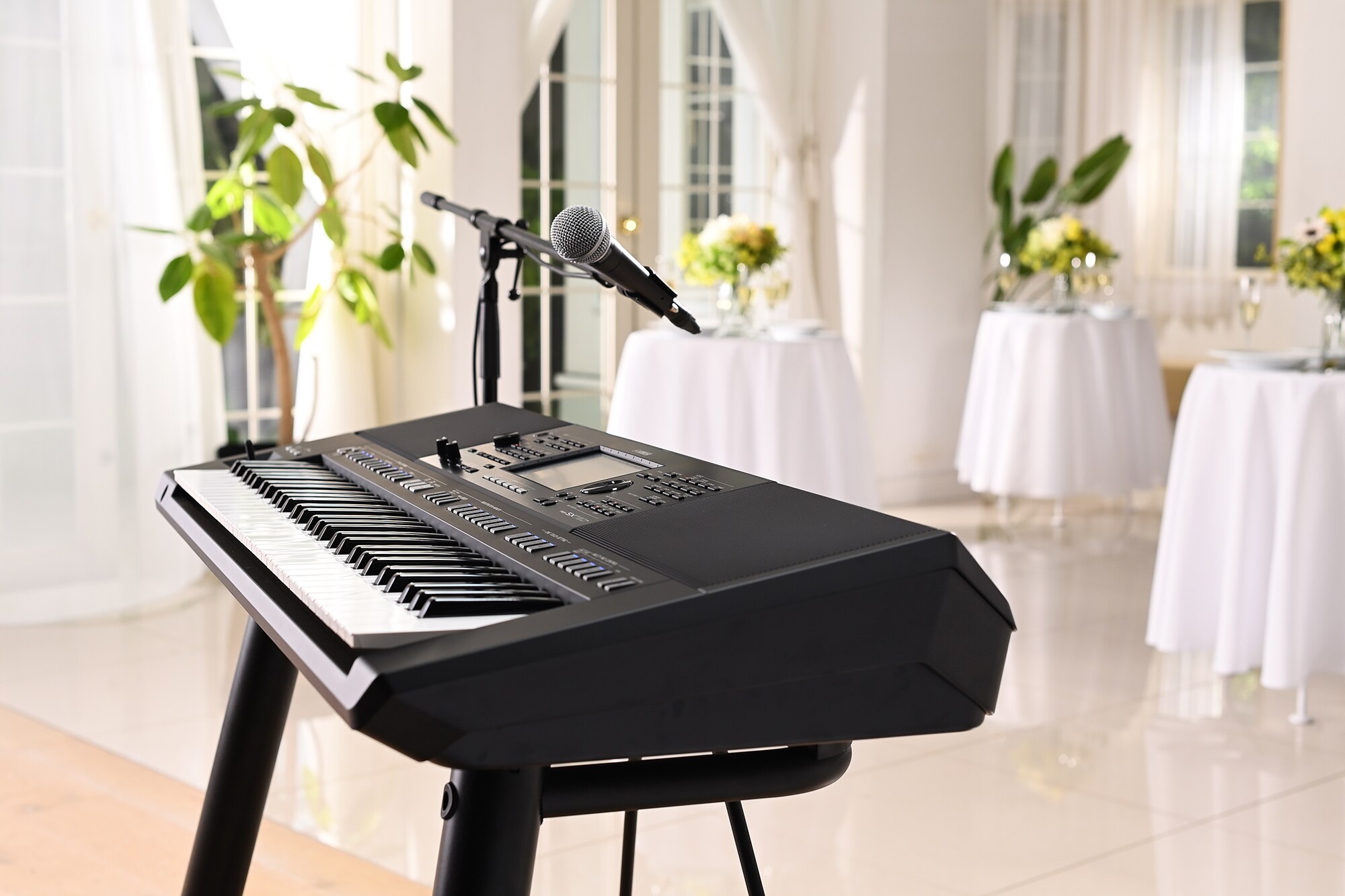 Yamaha Arranger Workstation PSR-SX720+ mit Mikrofonstativ in einer Party-Location