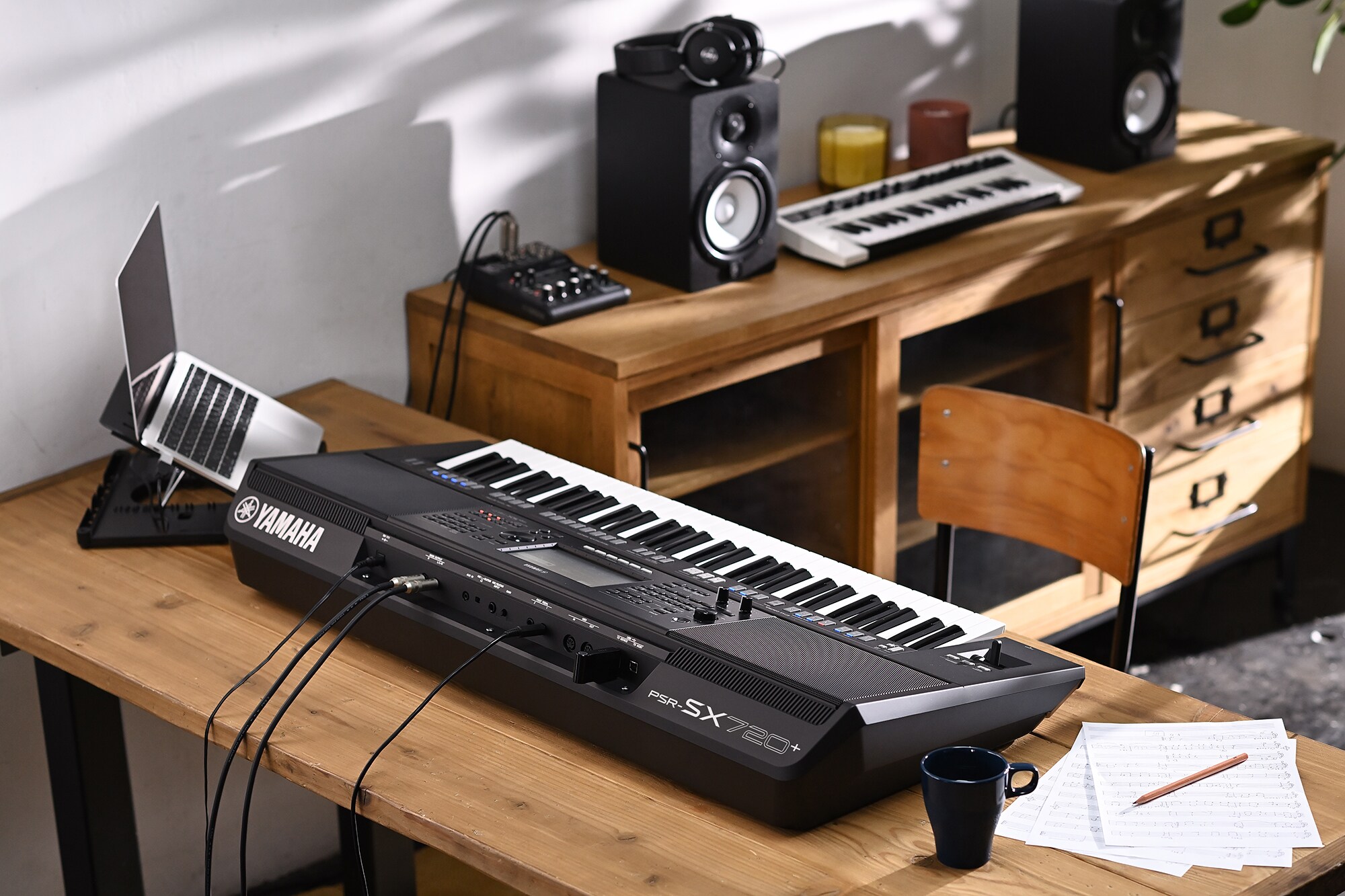 Yamaha Arranger Workstation PSR-SX720+ auf einem Schreibtisch