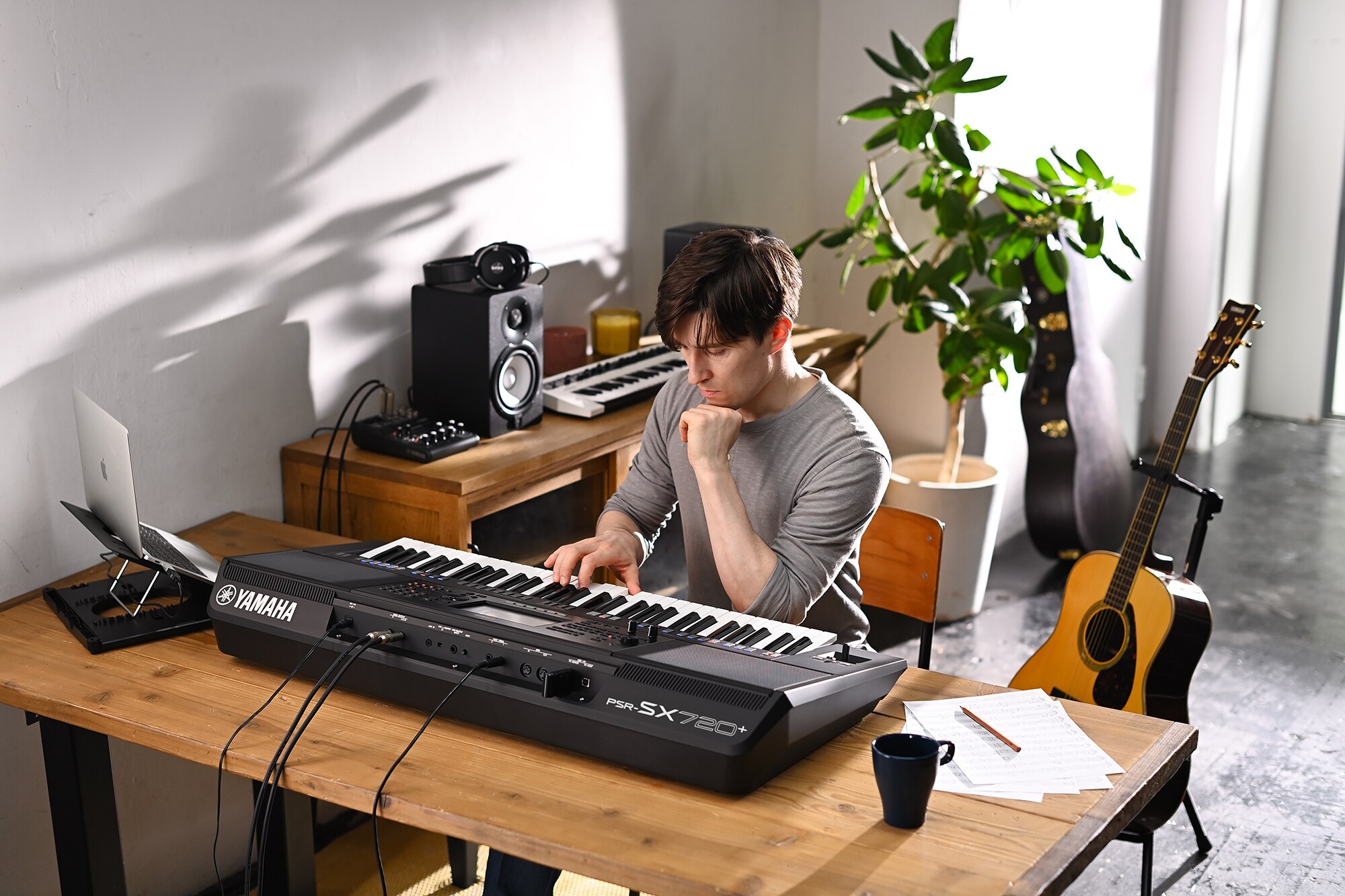 Foto einer Person, die auf der Yamaha Arranger Workstation PSR-SX720+ spielt