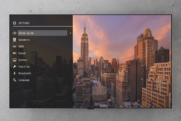 Ein Fernseher mit dem geöffneten On-Screen-Einstellungsmenü des RX500A.