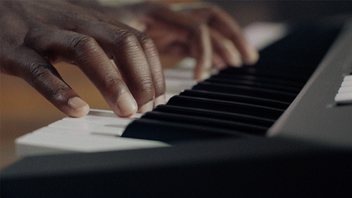 PSR-E483 Keyboard, auf dem eine Person spielt