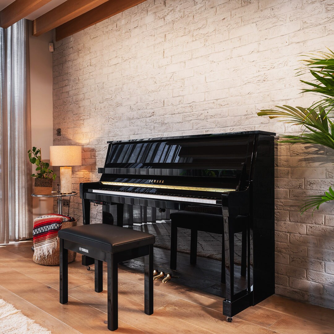 Das im Wohnzimmer aufgestellte Klavier B-Serie