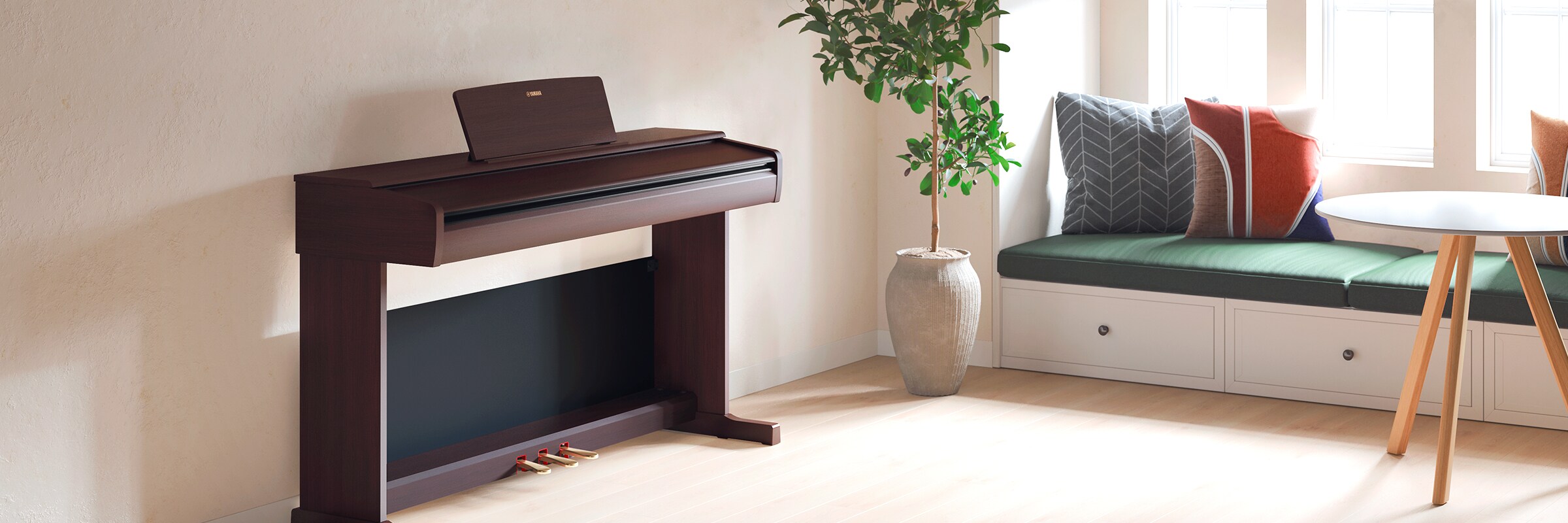 Ein ARIUS Piano mit geschlossenem Deckel in einem Wohnzimmer, das mit der Einrichtung verschmilzt.