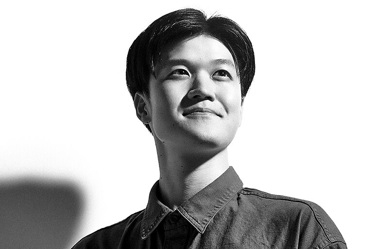 YH-4000 headphones engineer photograph