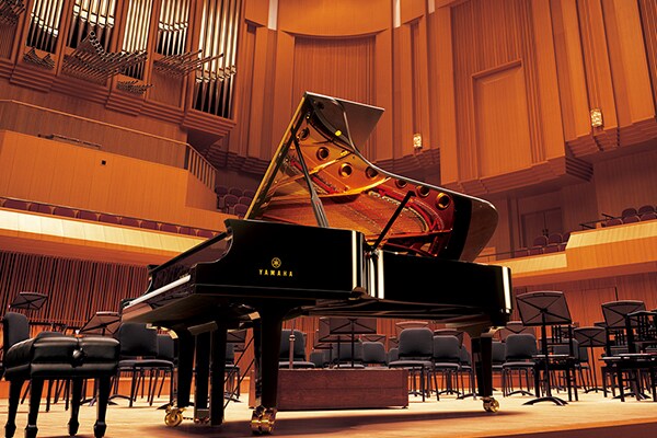 Yamaha CFX Konzertflügel auf der Bühne eines Konzertsaals