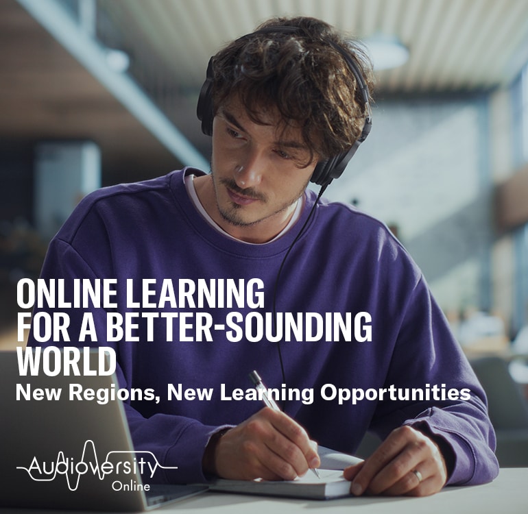 Key Visual für Audioversity Online: ein Mann konzentriert sich auf eine Online-Schulung.
