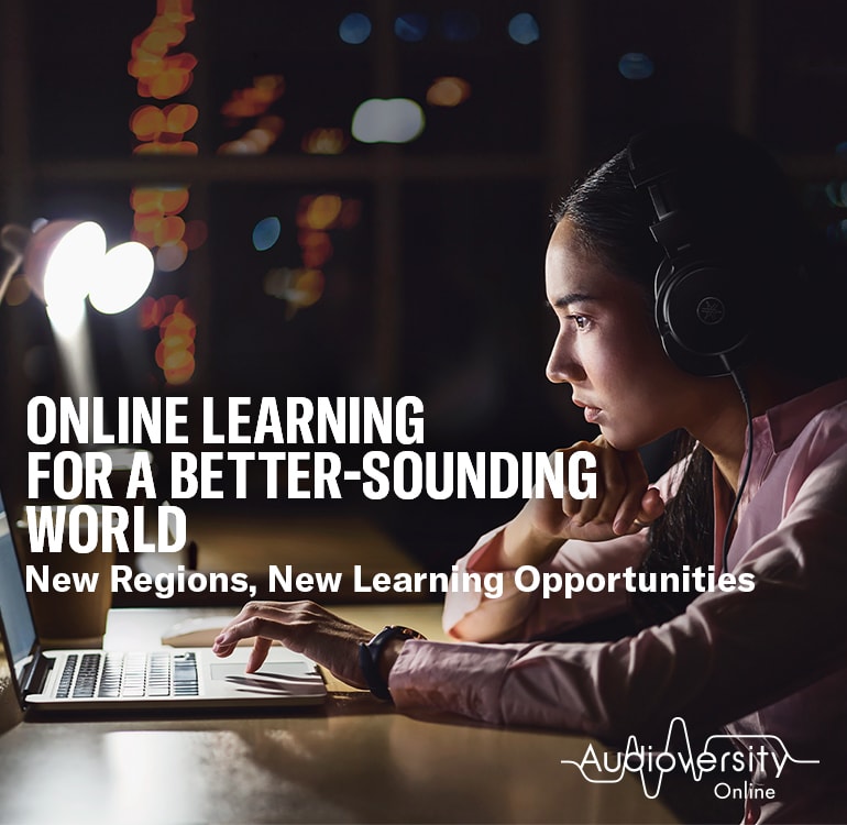 Key Visual für Audioversity Online: eine Frau konzentriert sich auf eine Online-Schulung.