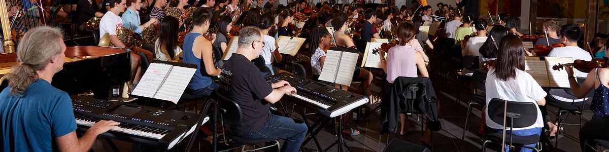 Neben klassischen Instrumenten nehmen dabei in diesem Jahr auch digitale Instrumente Platz im Orchester: 