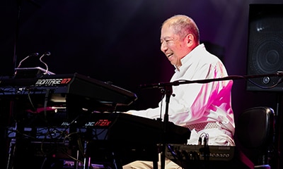 Minoru Mukaiya beim Spielen eines Instruments